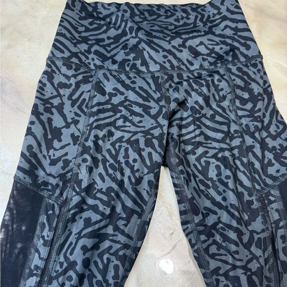 Lululemon Hot to Street Crop Biggie Brushed Animal Coal Black Legging Size 4 EUC - Picture 3 of 11